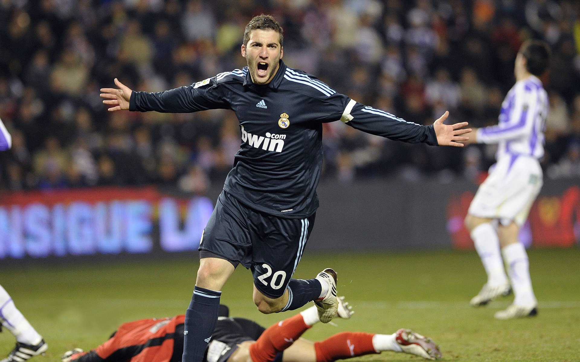 赛场上球队实力强势展现，取得胜利，描述赛场上的球员